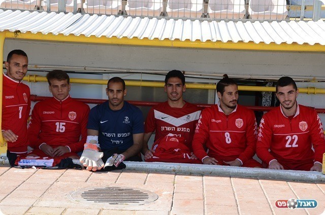 מבסוטים, גם על הספסל. שחקני הרצליה (אמיר אזון)